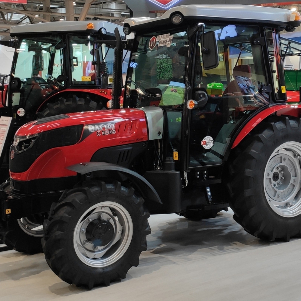 Hattat szántóföldi traktor