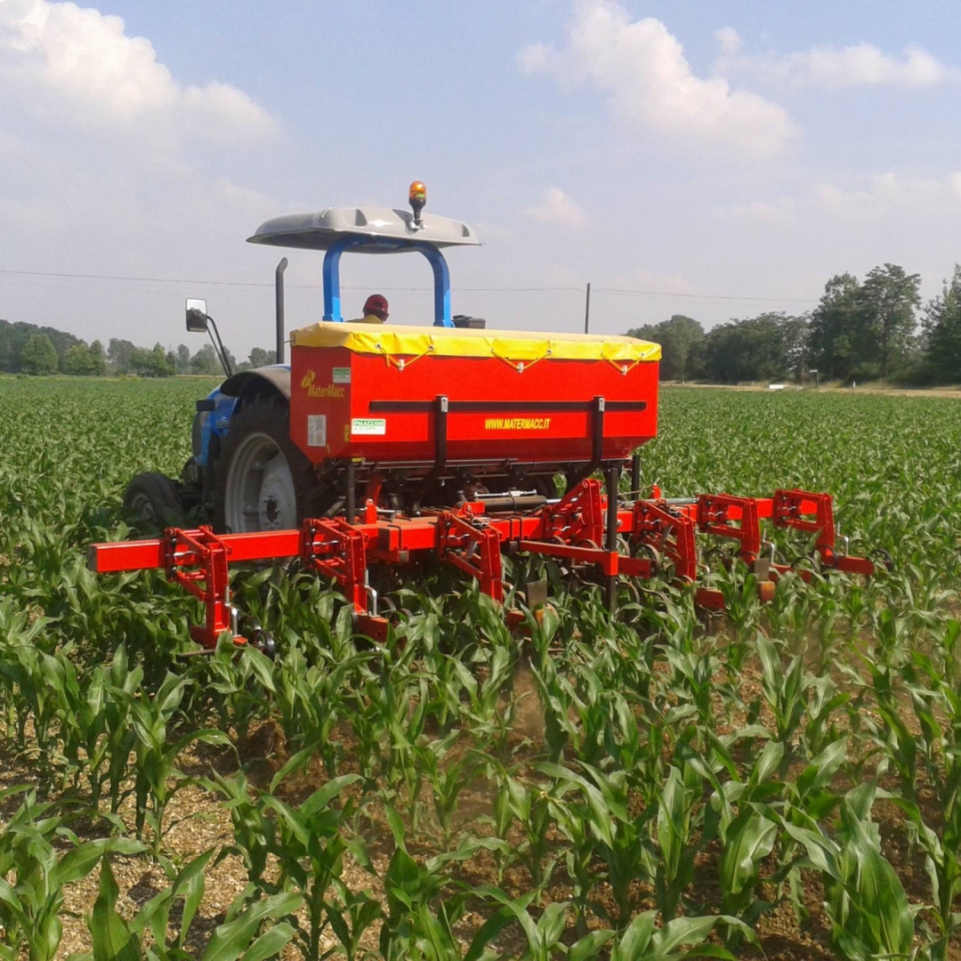 Matermacc sorköz kultivátor szántóföldön