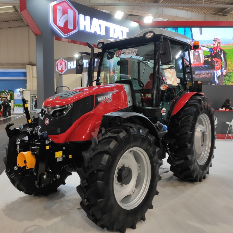Hattat T4000 szántóföldi traktor széria